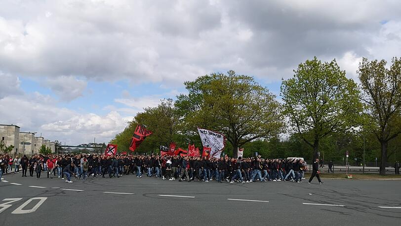 Lautstark: Die Ultras der Nürnberger stimmen sich auf das Spiel gegen den FC Bayern ein. Lautstark: Die Ultras der Nürnberger stimmen sich auf das Spiel gegen den FC Bayern ein.