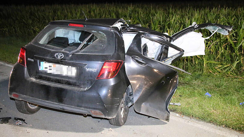 Die rechte Seite des Autos wurde komplett zerstört, laut Polizei war der Fahrer betrunken. Die Bilder vom Unfallort.