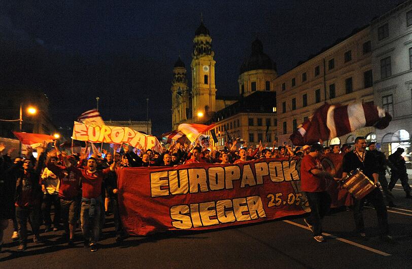 Bayern-Fans ziehen durch die Münchner Innenstadt. Die Bilder von der Jubel-Feier.