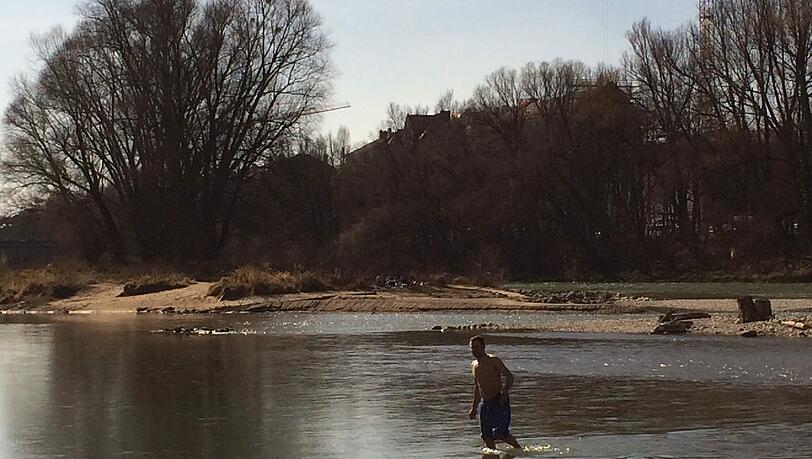 Hier wagt sich jemand schon ins Wasser. Hier wagt sich jemand schon ins Wasser.