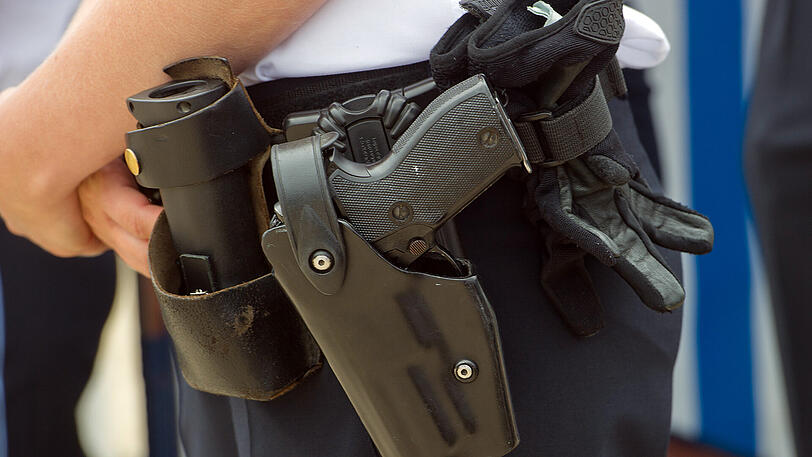 Nur mit Mühe und Gewaltanwendung gelang es den Polizisten, den Waffenraub zu verhindern.