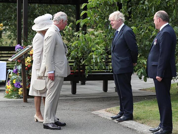 Prinz Charles und seine Frau Camilla sprechen am National Memorial Arboretum mit Boris Johnson und Ben Wallace.