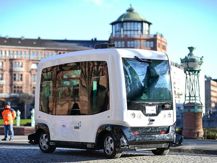 Dieser Kleinbustyp in gelb fährt zukünftig eine kleine Strecke in Berlin ganz ohne Fahrer.