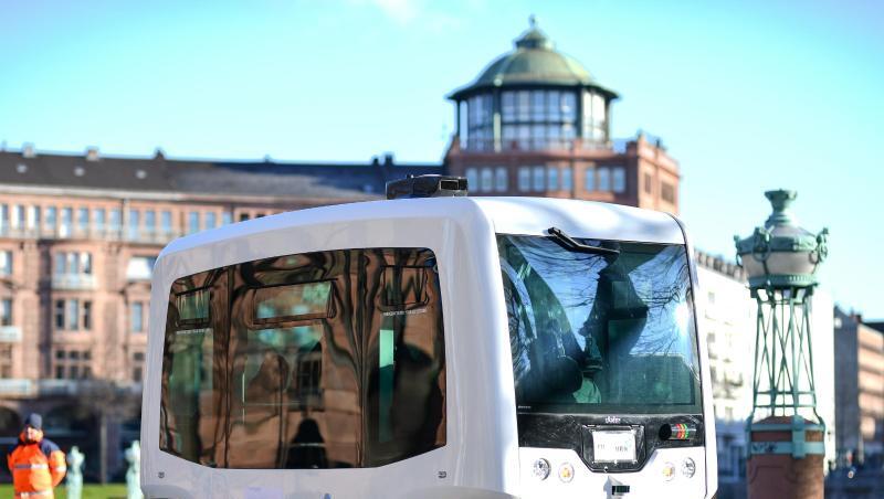 Dieser Kleinbustyp in gelb fährt zukünftig eine kleine Strecke in Berlin ganz ohne Fahrer. Dieser Kleinbustyp in gelb fährt zukünftig eine kleine Strecke in Berlin ganz ohne Fahrer.