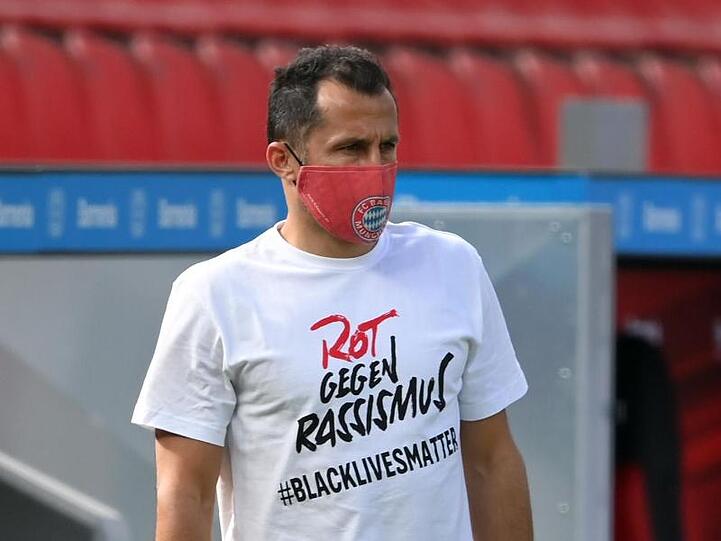 Hasan Salihamidzic trägt ein Shirt mit der Aufschrift "Rot gegen Rassismus". Foto: Matthias Hangst/Getty Images Europe/Pool/dpa/Archivbild