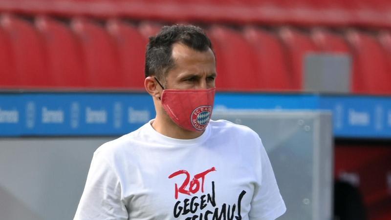 Hasan Salihamidzic trägt ein Shirt mit der Aufschrift "Rot gegen Rassismus". Foto: Matthias Hangst/Getty Images Europe/Pool/dpa/Archivbild Hasan Salihamidzic trägt ein Shirt mit der Aufschrift "Rot gegen Rassismus". Foto: Matthias Hangst/Getty Images Europe/Pool/dpa/Archivbild