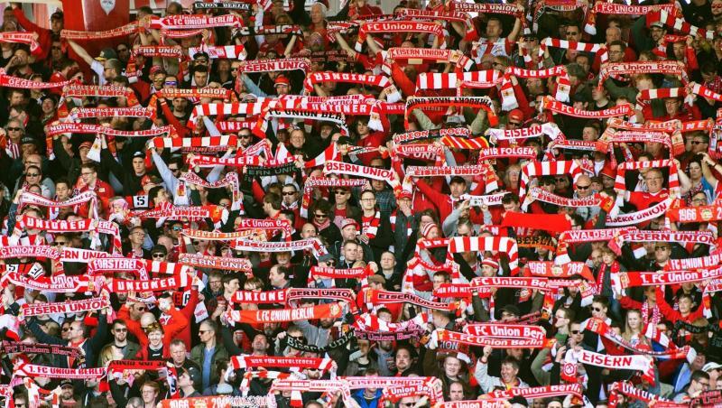 Berliner Fans halten ihre Schals hoch. Foto: Christophe Gateau/dpa/Archivbild Berliner Fans halten ihre Schals hoch. Foto: Christophe Gateau/dpa/Archivbild