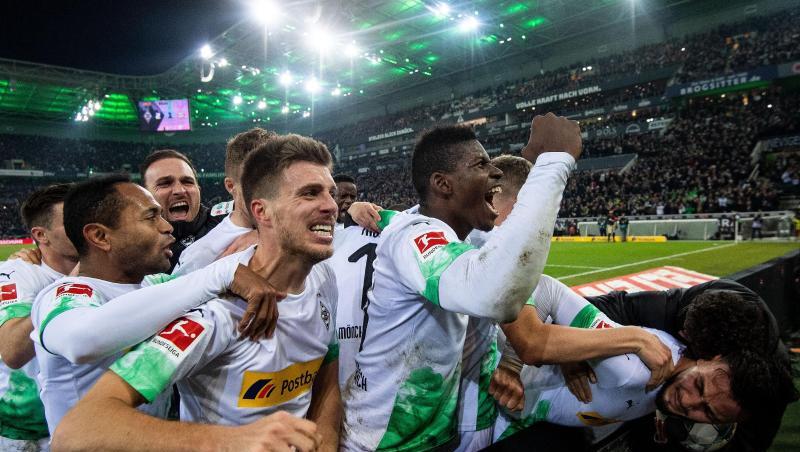 Die Gladbacher Spieler jubeln nach dem Treffer zum 2:1 durch Ramy Bensebaini (r). Die Gladbacher Spieler jubeln nach dem Treffer zum 2:1 durch Ramy Bensebaini (r).