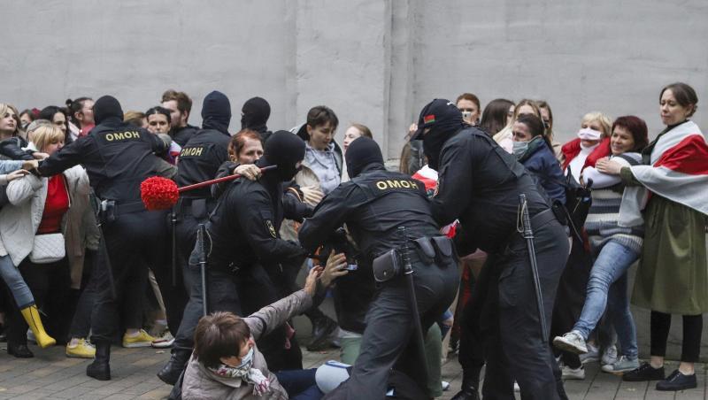 Polizisten gehen in Minsk gegen Demonstranten vor.