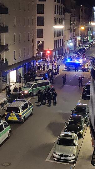 Lärm und Gedränge: Polizeieinsatz in der Türkenstraße.