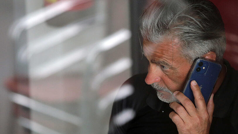 Das Handy als derzeit wichtigstes Arbeitsgerät von Trainer-Manager Maurizio Jacobacci - womöglich hat er ja hier schon den Wunschstürmer am anderen Ende der Leitung. Foto: sampics/AK