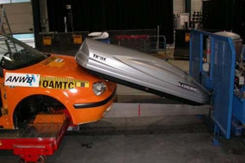 Das ging schief: Eine Dachbox hat sich beim ADAC- und ÖAMTC-Test selbständig gemacht.