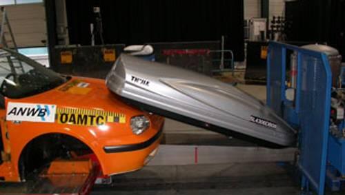 Das ging schief: Eine Dachbox hat sich beim ADAC- und ÖAMTC-Test selbständig gemacht. Das ging schief: Eine Dachbox hat sich beim ADAC- und ÖAMTC-Test selbständig gemacht.