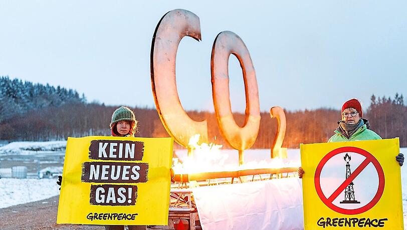 Aktivisten von Greenpeace protestieren mit einem brennenden CO2-Zeichen gegen geplante Gasbohrungen in der Nähe von Reichling in Oberbayern.