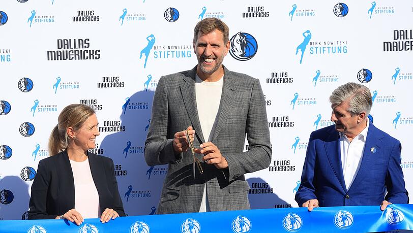 Dirk Nowitzki bei der Einweihung des Courts in Würzburg.