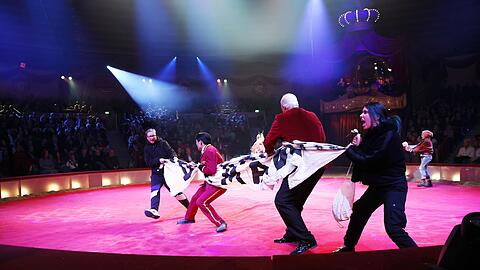 Zwei Aktivisten st&uuml;rmen die Manege w&auml;hrend der Premiere des Winterprogramms im Circus Krone.