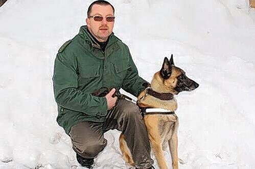 Der vierbeinige Lebensretter Rocco mit seinem Herrchen, Polizeihauptmeister Michael Meichsner: Gestern war das Duo schon wieder im Einsatz.