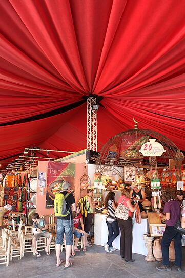 Münchens beliebtes Sommerfestival läuft wieder. Am Mittwoch wurde das Tollwood 2011 eröffnet. Impressionen von Tag 1.