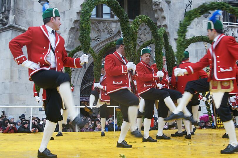 Wie alle sieben Jahre führen die Schäffler am Marienplatz ihren traditionellen Tanz auf. OB Christian Ude ist auch mit von der Partie.