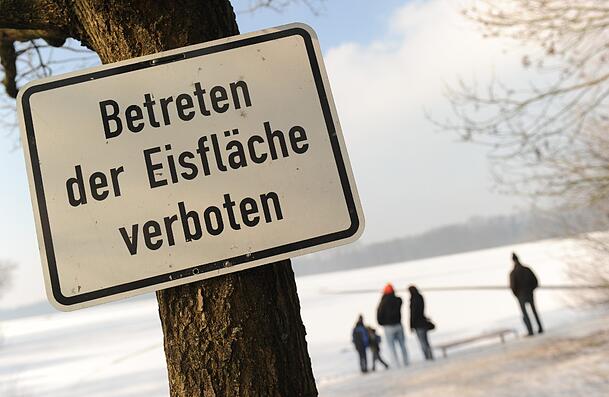 Das Wetter wird wärmer – gerade jetzt sind zugefrorene Seen gefährlich. Das Wetter wird wärmer – gerade jetzt sind zugefrorene Seen gefährlich.
