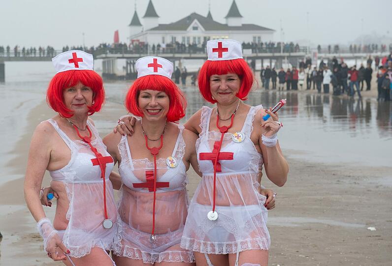 Bei eisigen Temperaturen sprangen am Samstag die Eisbader in die Ostsee.