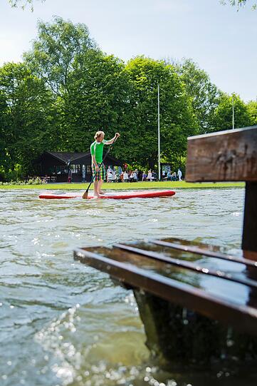 Fanatic-Teamfahrer Fabian Weber erkundet das Hochwasser in Diessen am Ammersee per Stand Up Paddeling