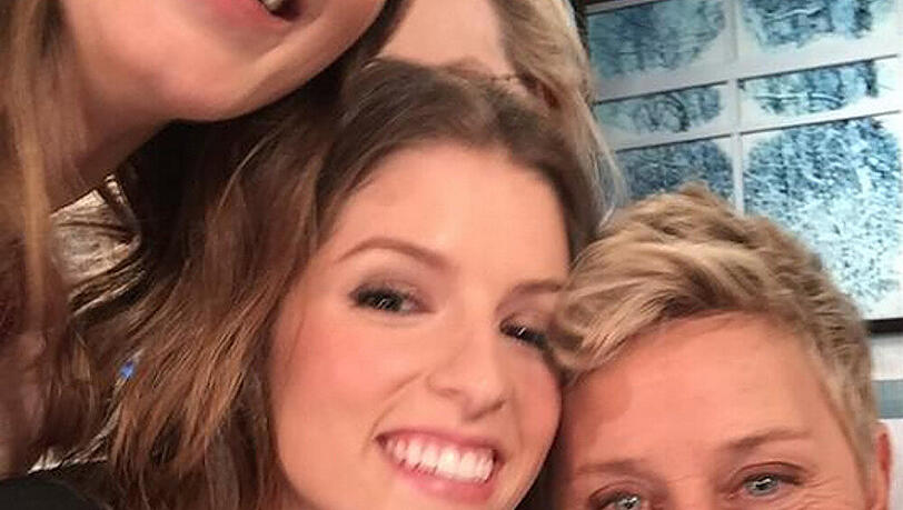 Von Meryl Streep sieht man hinter dem Kopf von Anna Kendrick (l) die Stirn Von Meryl Streep sieht man hinter dem Kopf von Anna Kendrick (l) die Stirn