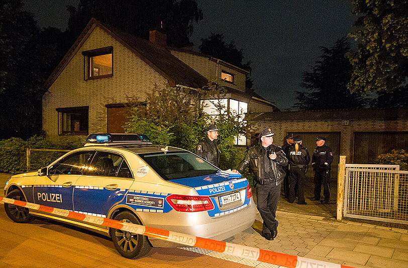 Spurensicherung am Tatort: Ein Hamburger Hausbesitzer hat in der Nacht auf Mittwoch einen Einbrecher erschossen.