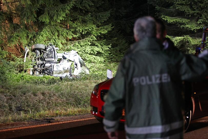 Durch die Wucht des Aufpralls wurde der Mercedes regelrecht zerfetzt. Der Fahrer starb in den Trümmern.