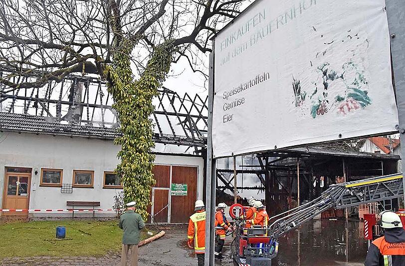 Bilder vom Bauernhof-Brand in Neufahrn bei Freising. Der Landwirt erlitt einen Herzinfarkt, als er den Brand bemerkte.
