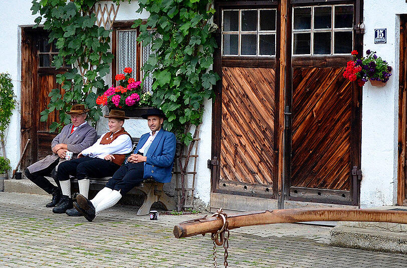 Alexander Bauer zu diesem Bild: "Diese idyllische Szene der 3 Herren auf dem Bankerl könnte auch vor 100 Jahren entstanden sein. Das Bild entstand vor einer Festveranstaltung im oberbayerischen Schaftlach."