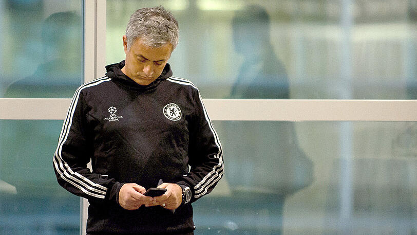 José Mourinho beschäftigt sich augenscheinlich viel mit Mobiltelefonen - selbst während einer Pressekonferenz und wenn es das Handy eines Journalisten ist.