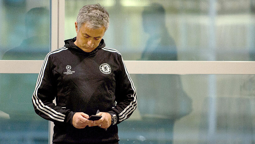 José Mourinho beschäftigt sich augenscheinlich viel mit Mobiltelefonen - selbst während einer Pressekonferenz und wenn es das Handy eines Journalisten ist. José Mourinho beschäftigt sich augenscheinlich viel mit Mobiltelefonen - selbst während einer Pressekonferenz und wenn es das Handy eines Journalisten ist.