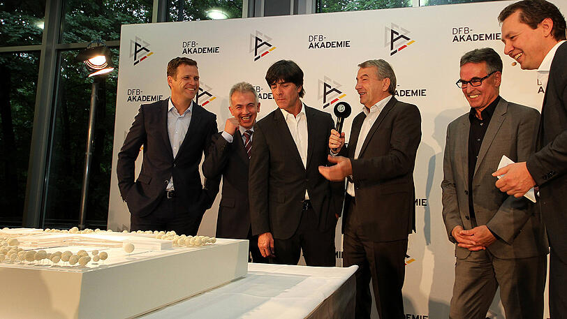 Oliver Bierhoff, Frankfurts Oberbürgermeister Peter Feldmann, Jogi Löw, Wolfgang Niersbach und DFB-Generalsekretär Helmut Sandrock (v.l.) bei der Präsentation des Architektenentwurfs für das Leistungszentrum im Juni 2015.