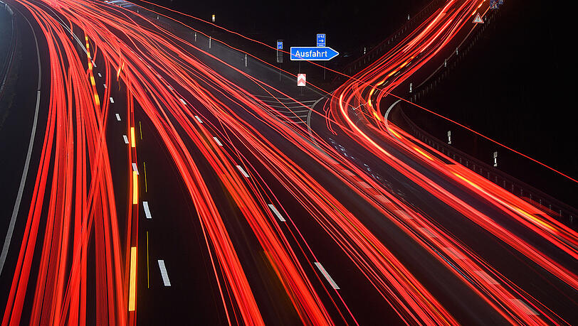 Deutsche Autobauer stehen einem Bericht zufolge unter dem Verdacht jahrelanger illegaler Absprachen zu Lasten von Verbrauchern und Zulieferern. Deutsche Autobauer stehen einem Bericht zufolge unter dem Verdacht jahrelanger illegaler Absprachen zu Lasten von Verbrauchern und Zulieferern.