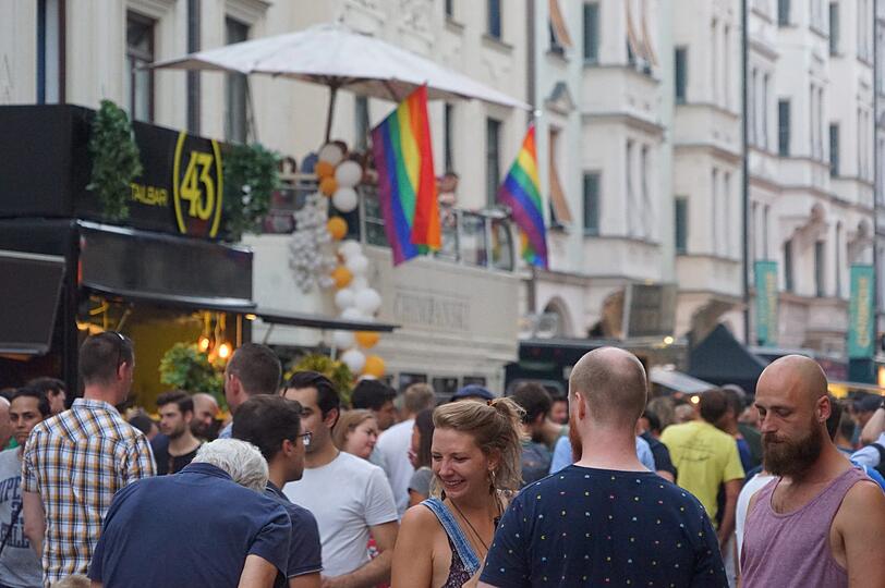 Laut, bunt und vor allem schwul: Das Hans-Sachs-Straßenfest zieht knapp 10.000 Menschen aus München und der queeren Szene an.