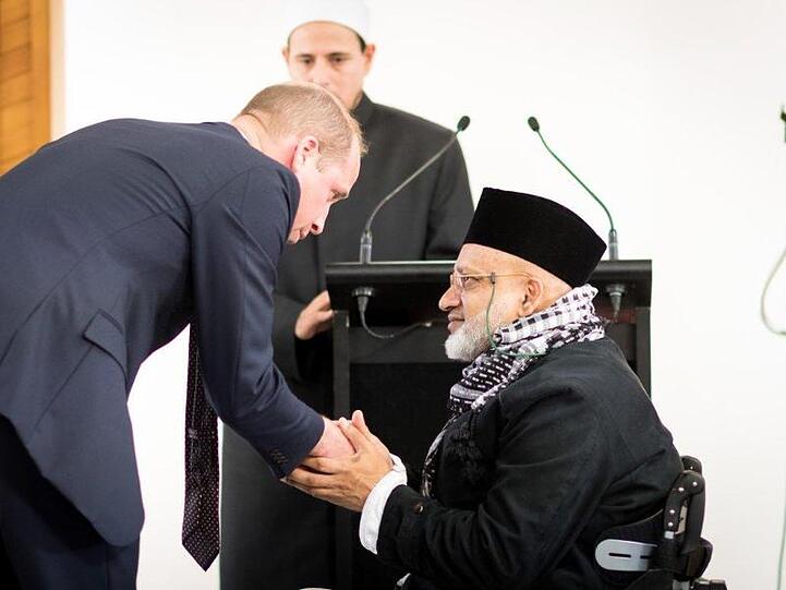 Prinz William mit Farid Achmad bei seinem Besuch in der Al-Noor-Moschee. Achmads Frau wurde bei dem Anschlag auf die Moschee getötet.