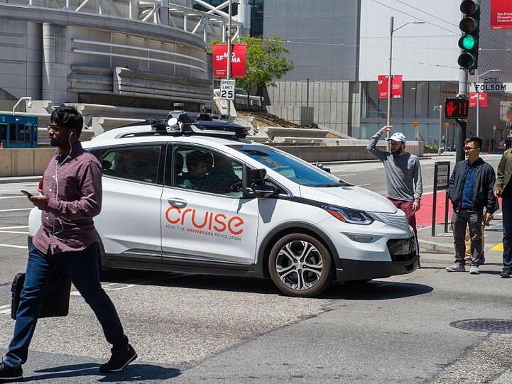 Ein selbstfahrendes Auto der Roboterwagenfirma Cruise sorgt für Unmut bei Fußgängern, nachdem es auf einer Kreuzung steckenbleibt und sie erst bei Rot verlässt.
