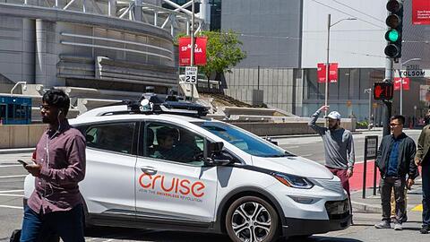 Ein selbstfahrendes Auto der Roboterwagenfirma Cruise sorgt für Unmut bei Fußgängern, nachdem es auf einer Kreuzung steckenbleibt und sie erst bei Rot verlässt.