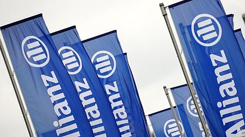 Fahnen mit dem Logo der Allianz.