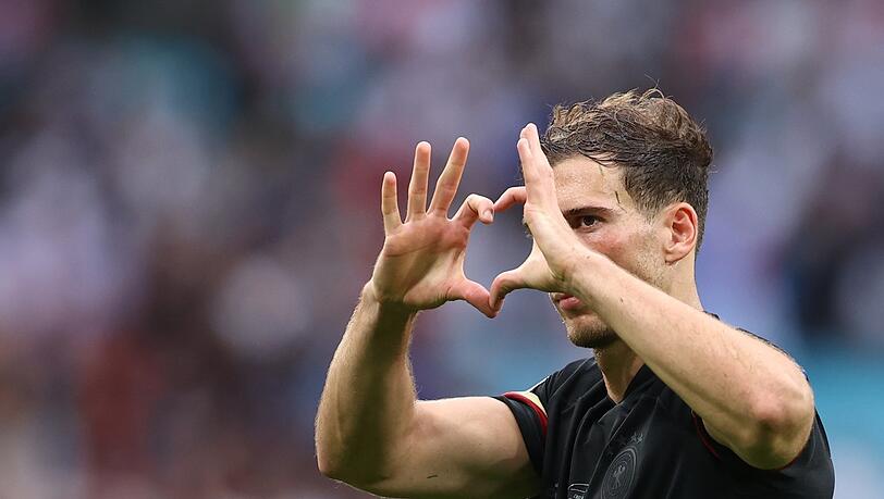 Eine Geste des Herzens: Bayern-Star und Nationalspieler Leon Goretzka positioniert sich bei der Europameisterschaft 2021 gegen Rassismus und Homophobie.