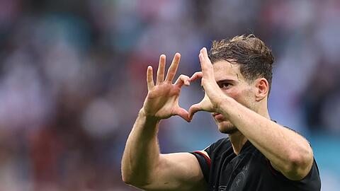 Eine Geste des Herzens: Bayern-Star und Nationalspieler Leon Goretzka positioniert sich bei der Europameisterschaft 2021 gegen Rassismus und Homophobie.