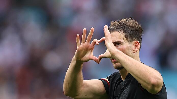 Eine Geste des Herzens: Bayern-Star und Nationalspieler Leon Goretzka positioniert sich bei der Europameisterschaft 2021 gegen Rassismus und Homophobie.