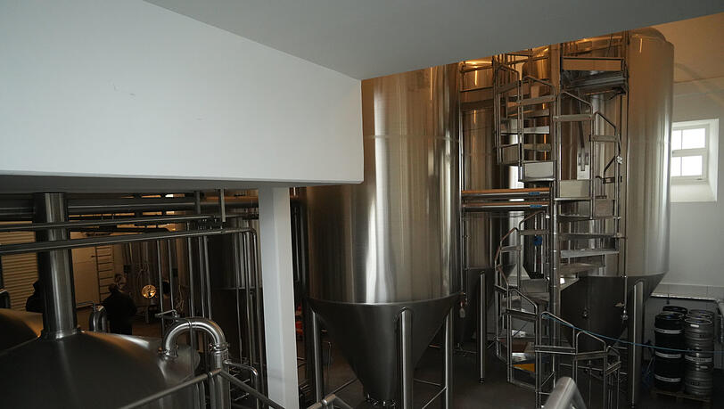 Das wird schon eine Nummer größer. Hier im Bild die neuen, hohen Stahltanks im Stürzerhof Das wird schon eine Nummer größer. Hier im Bild die neuen, hohen Stahltanks im Stürzerhof