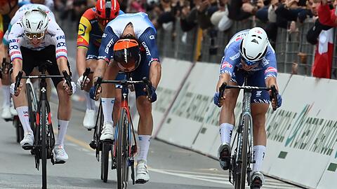 Jasper Philipsen (r) setzte sich knapp vor Michael Matthews (M.) und Tadej Pogacar durch.