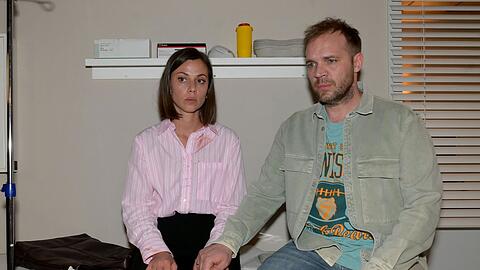 "GZSZ": Matilda und Erik finden gemeinsam Trost.