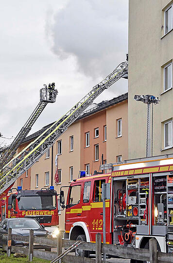 Feuer in einem Rosenheimer Mehrfamilienhaus. Die Bilder vom dramatischen Einsatz.