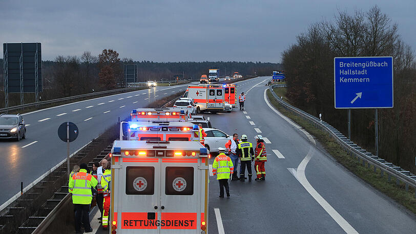 Bei der Massenkarambolage auf der A73 verletzten sich 18 Personen. Die Bilder von der Unfallstelle bei Breitengüßbach zum Durchklicken.