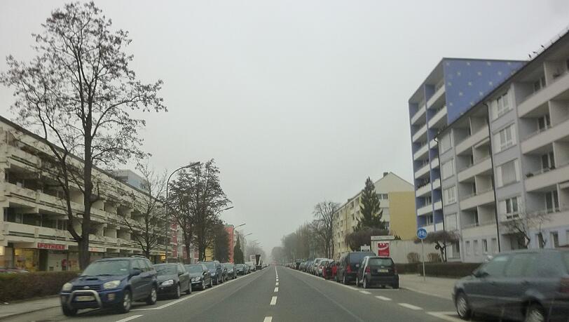 An der Balanstraße in Ramersdorf/Perlach ist es einigen Anwohnern zu laut. Jetzt misst der Bezirksausschuss den Lärm - und will die Verursacher aufspüren. An der Balanstraße in Ramersdorf/Perlach ist es einigen Anwohnern zu laut. Jetzt misst der Bezirksausschuss den Lärm - und will die Verursacher aufspüren.