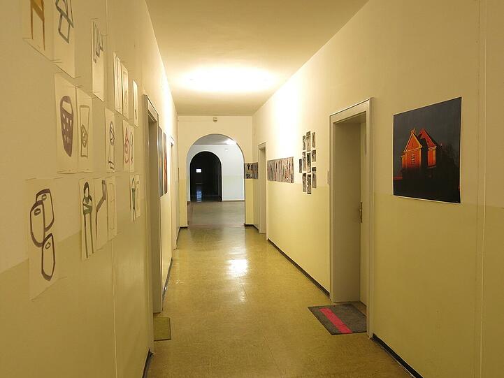 Ausstellungsansicht  &bdquo;Vie(h)lhof "2015 vom Atelier 104, 2015 im ehemaligen Verwaltungsgebäude.